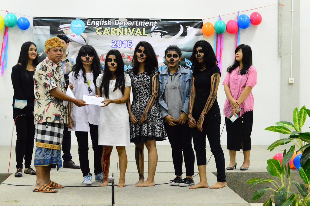 Gloomy Sunday menerima penghargaan dari Johannes L. Taloko selaku salah seorang juri English Department Karnaval
