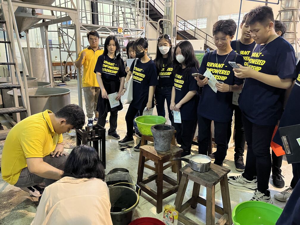 Mahasiswa Fakultas Teknik UKWMS melakukan demo pembuatan arang briket dari daun kering kepada siswa SMPK Dharma Mulya