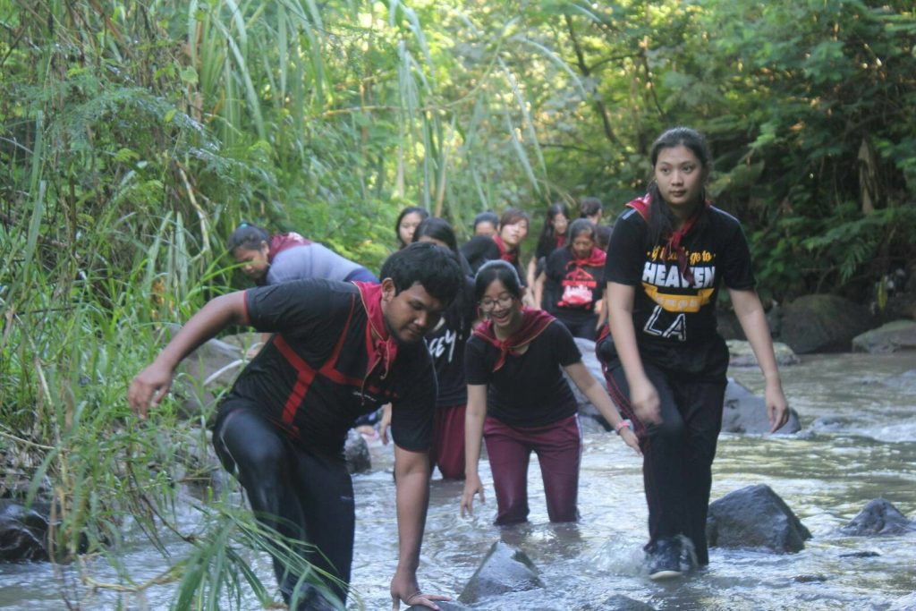 Hati-hati – Para peserta sedang menyuri sungai yang ada di wilayah Majapahit Agro Lestari. Kepemimpinan dan kerjasama sangat diperlukan peserta guna melewati setiap rintangan yang ada, Minggu (17/4)