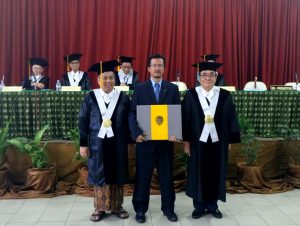Fauzi Arif Rohman Hakim bersama Promotor dan Ko-Promotor usai dinyatakan lulus dengan predikat cum laude dan berhak menyandang gelar doktor. 