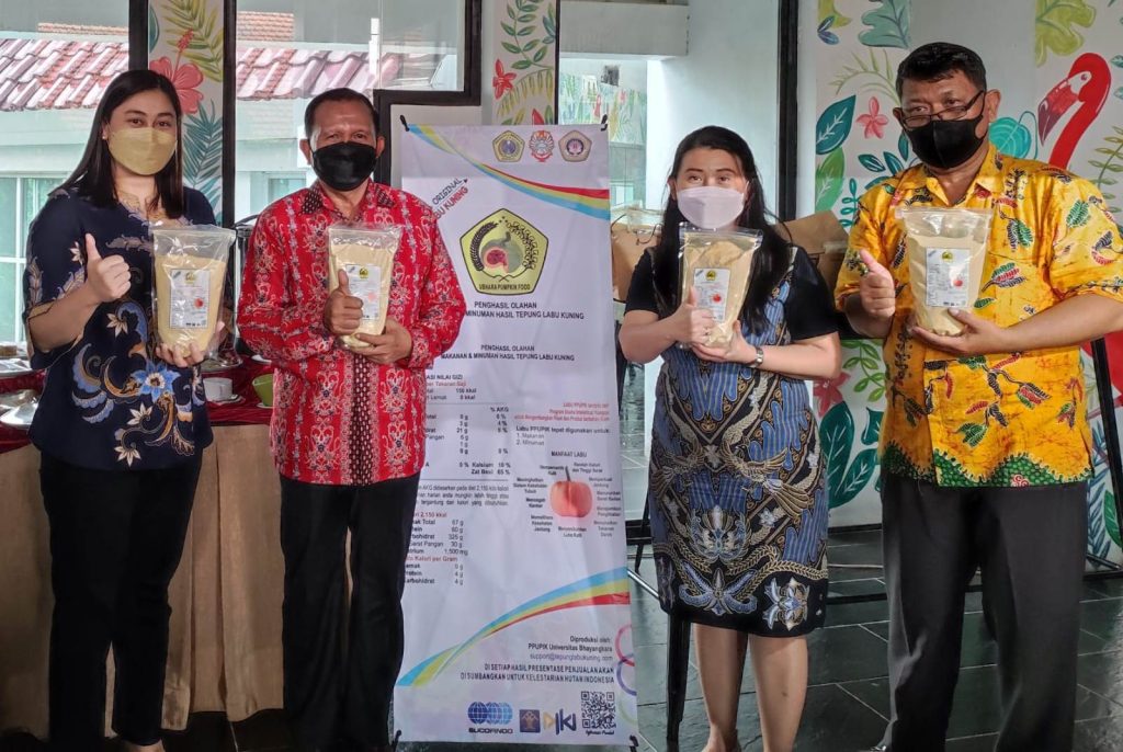 Ki-Ka - Aning Ayucitra, Brigjen Pol (Pur) Edy Prawoto, Dr. Lanny Hartanti dan Dr. Haryono membawa produk Tepung Labu Kuning-rsz
