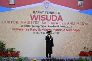 Kuncoro Foe Rektor UKWMS menyampaikan sambutan pada acara Wisuda Semester Genap