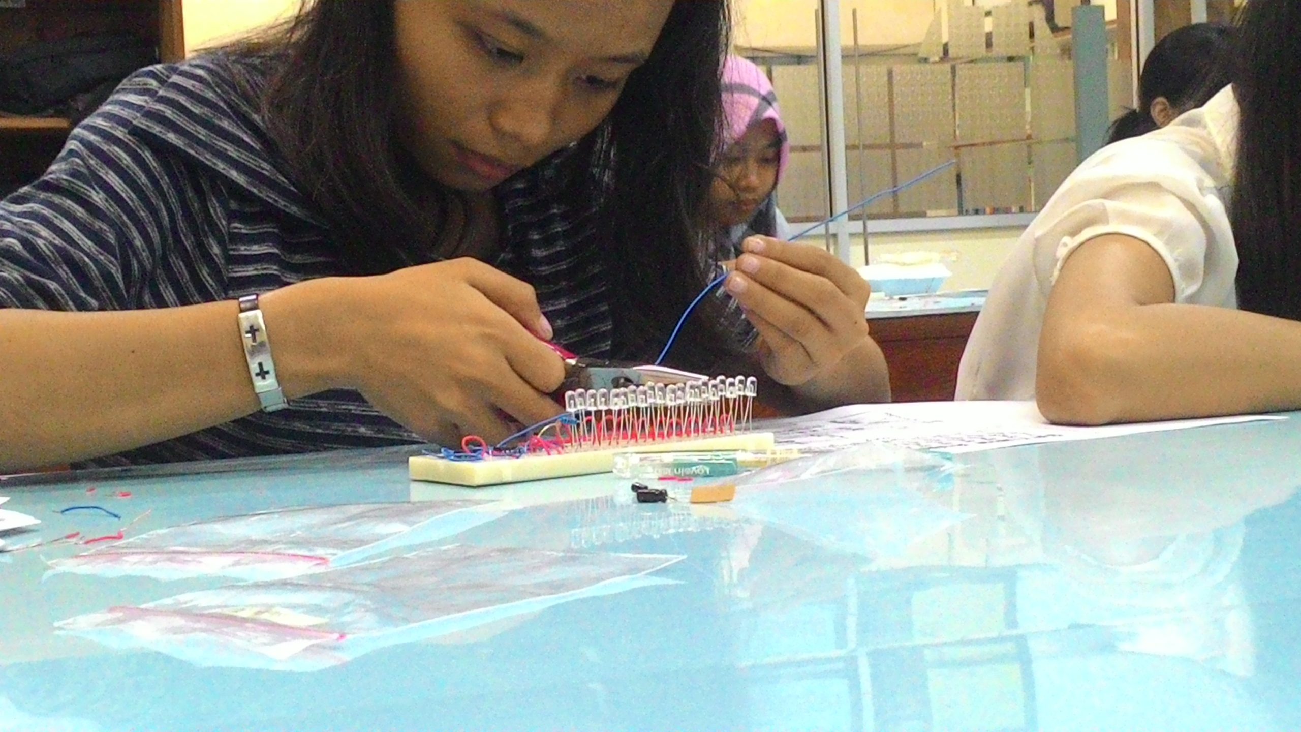 Rosalia Ersinta Dewi - Peserta Pelatihan sedang merangkai komponen elektronika