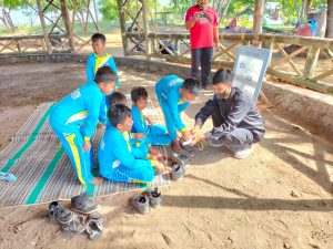 Peserta APTIK Goes to Village mengajarkan anak-anak berani berbahasa Inggris dan praktik sains
