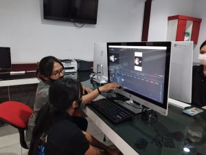 Salah satu siswa SMA St. Maria Surabaya turut diajarkan mengedit video podcast (Tirza Larasati)