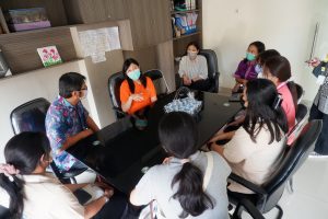 Tim Fakultas Psikologi UKWMS dan SLC Thailand di Happy Angel Center