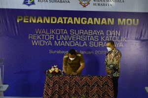 Wali Kota Surabaya Eri Cahyadi menanda tangani MoU disaksikan Rektor UKWMS
