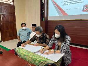 ka-ki - Vincentia dari WMLI dan Bambang dari PT INKA melakukan penanda tanganan PKS