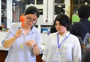 (ki-ka) Mahasiswa UKWMS Karissa bersama mahasiswa Osaka Institute of Techonology Mizuho Koshishiba mengukur viskositas dari minyak jelantah menggunakan Visikometer Ostwald