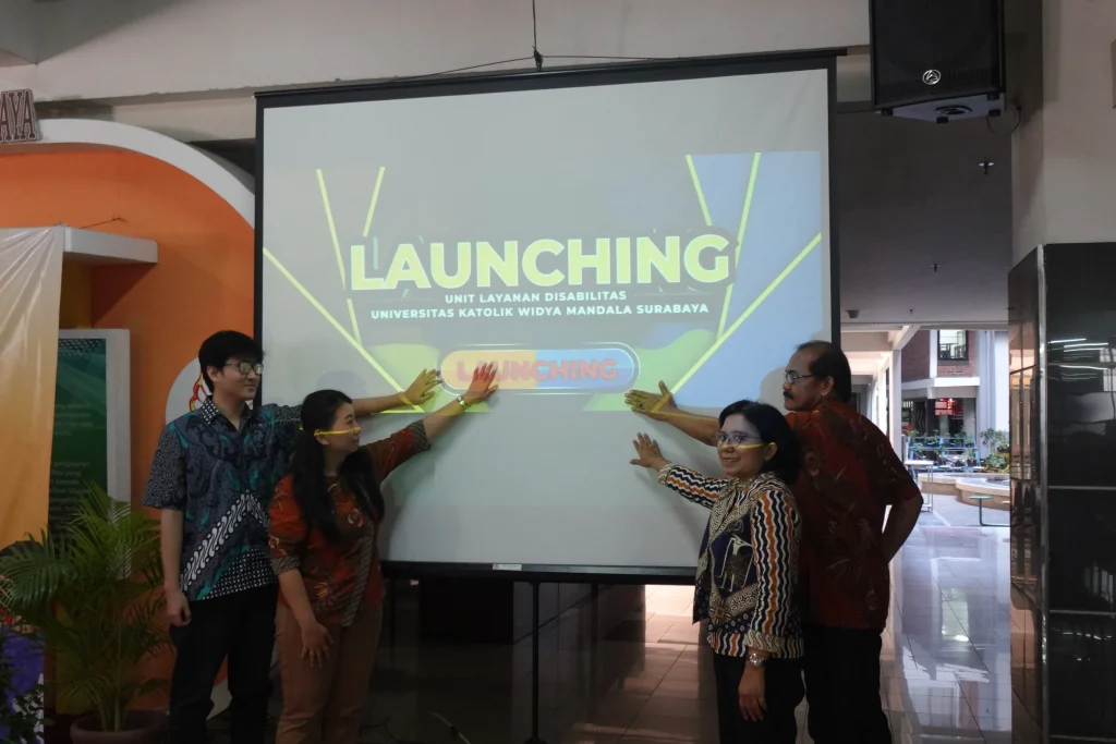 Launching Unit Layanan Disabilitas (ULD) dengan menekan tombol virtual secara simbolis oleh Wakil Rektor III UKWMS dan Relawan Kampus Inklusi UKWMS