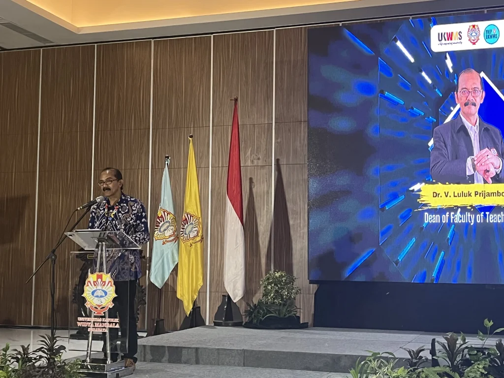 Dr. Luluk Prijambodo Dekan FKIP UKWMS menyampaikan sambutan