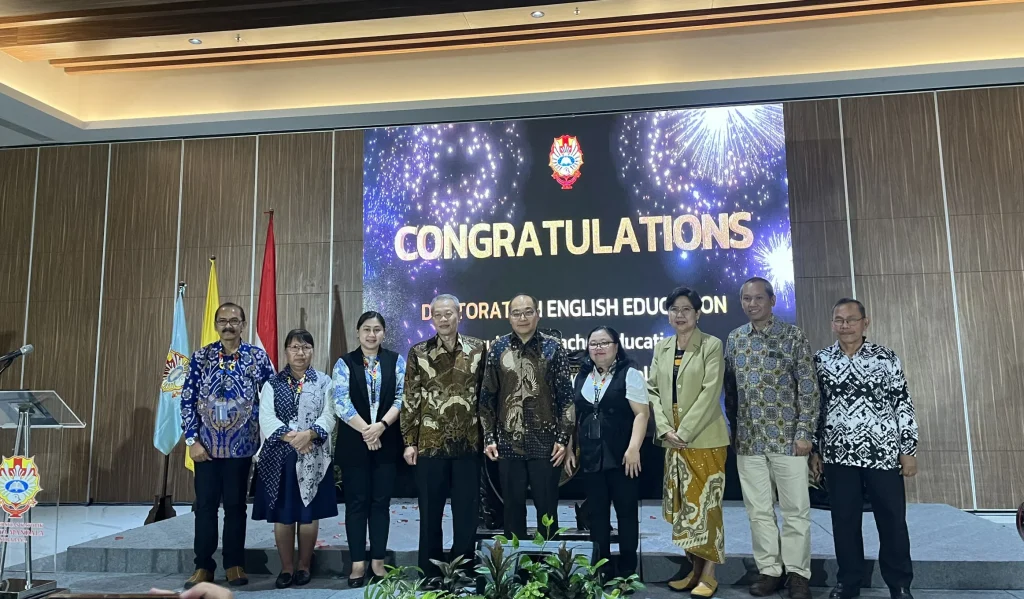 Foto bersama jajaran Yayasan Widya Mandala Surabaya, Rektorat UKWMS dan Dekanat FKIP UKWMS