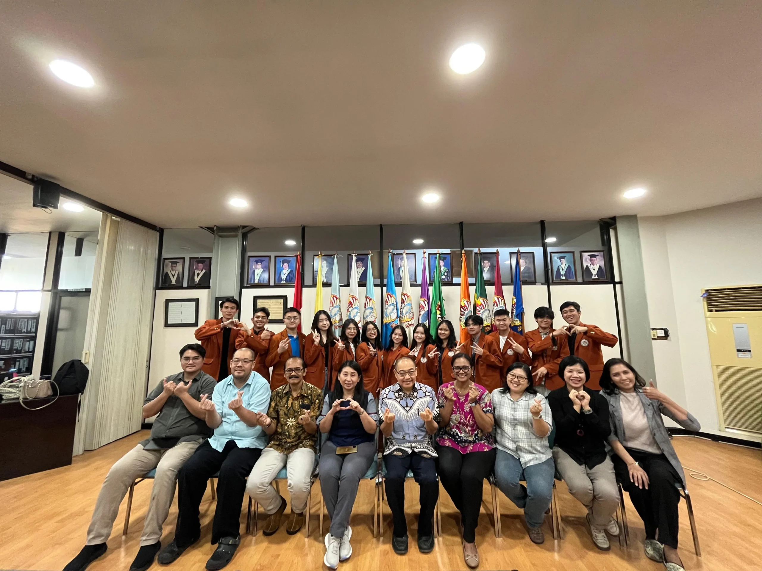 Foto bersama mahasiswa peserta outbound UKWMS batch 2 bersama jajaran rektorat dan perwakilan masing-masing fakultas