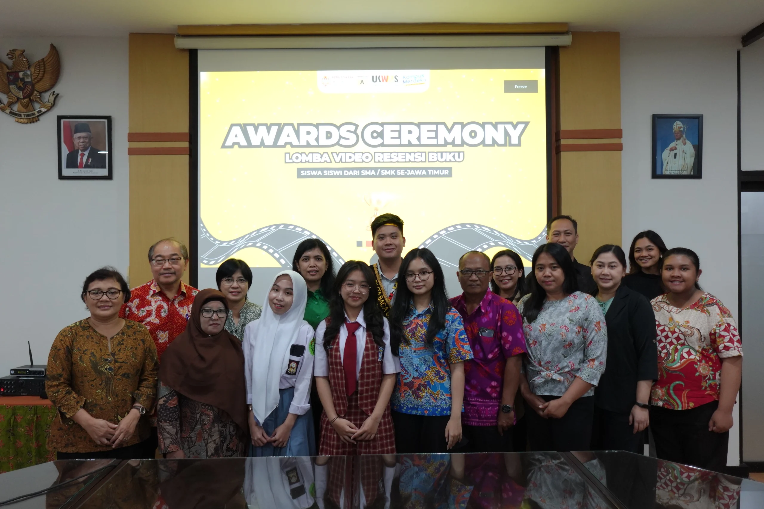 Para pemenang lomba video resensi UKWMS bersama guru pendamping dan panitia