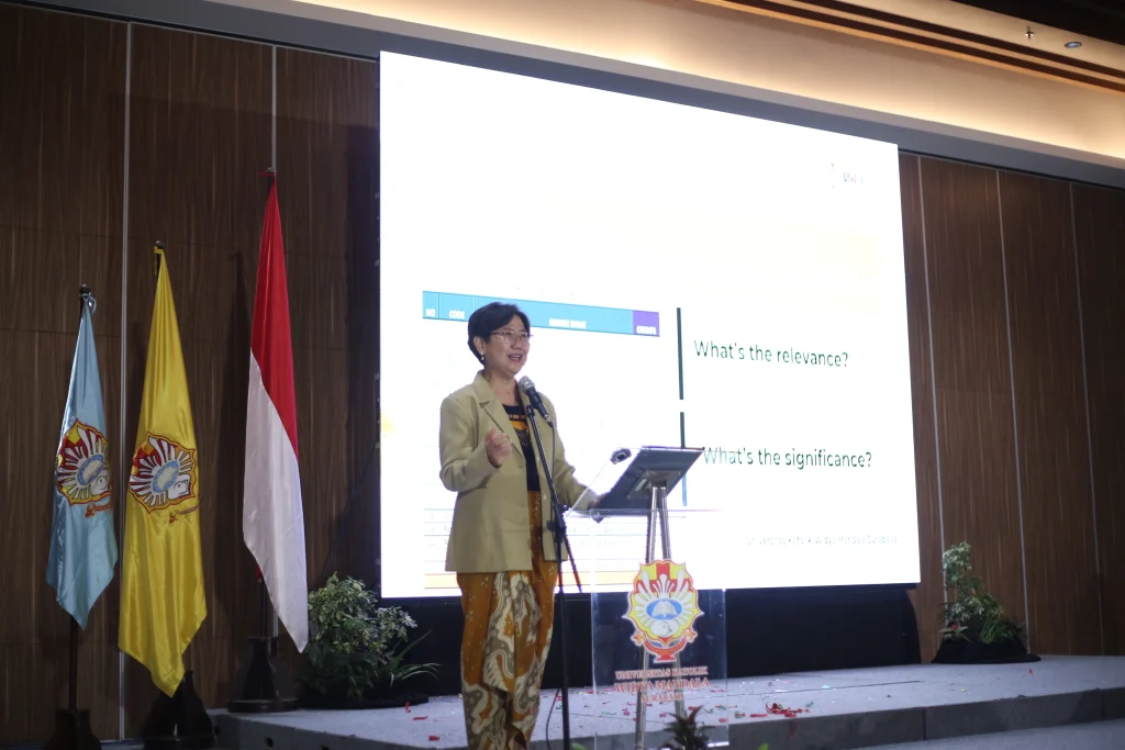 Prof Anita Lie mempresentasikan materi Languange Divides people; Language Restores Peace