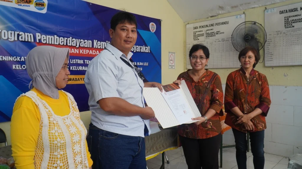 Yudha Andayana (dua dari kiri) Ketua Kelompok Kumis Lele menerima Penyerahan alat yang diserahkan oleh Chatarina Yayuk