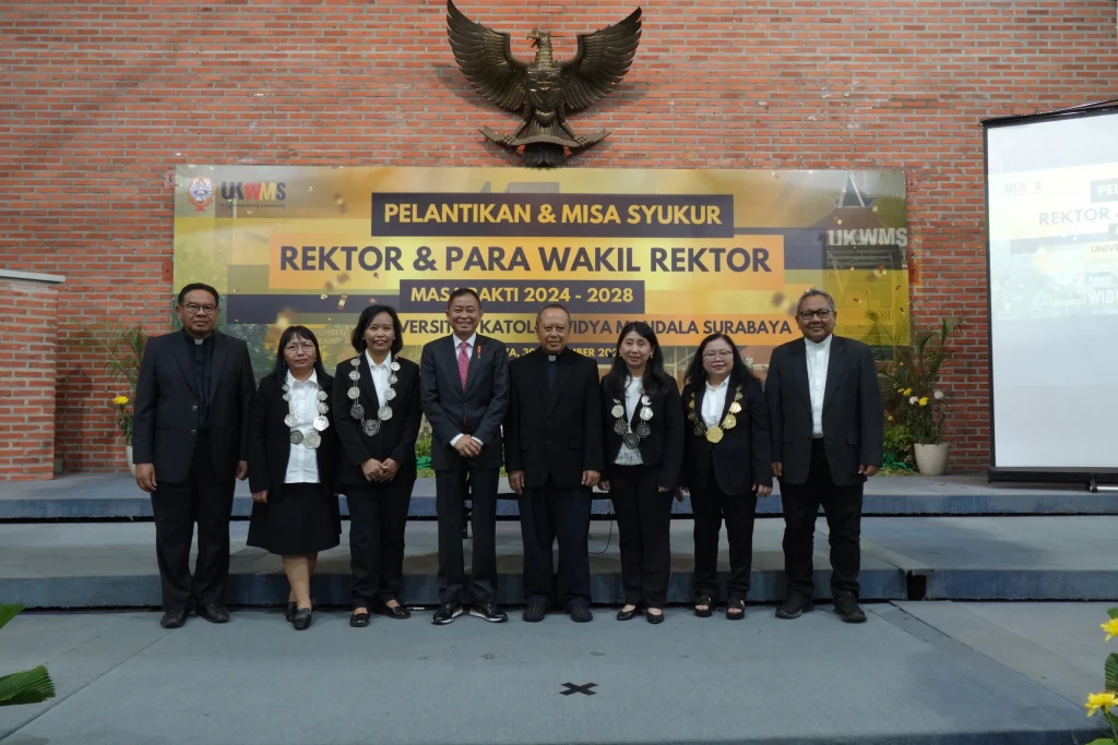 Rektor dan Para Wakil Rektor (memakai gordon) berfoto bersama Dewan Pengurus YWMS dan Keuskupan Surabaya, usai pelantikan (dok. PKP UKWMS)