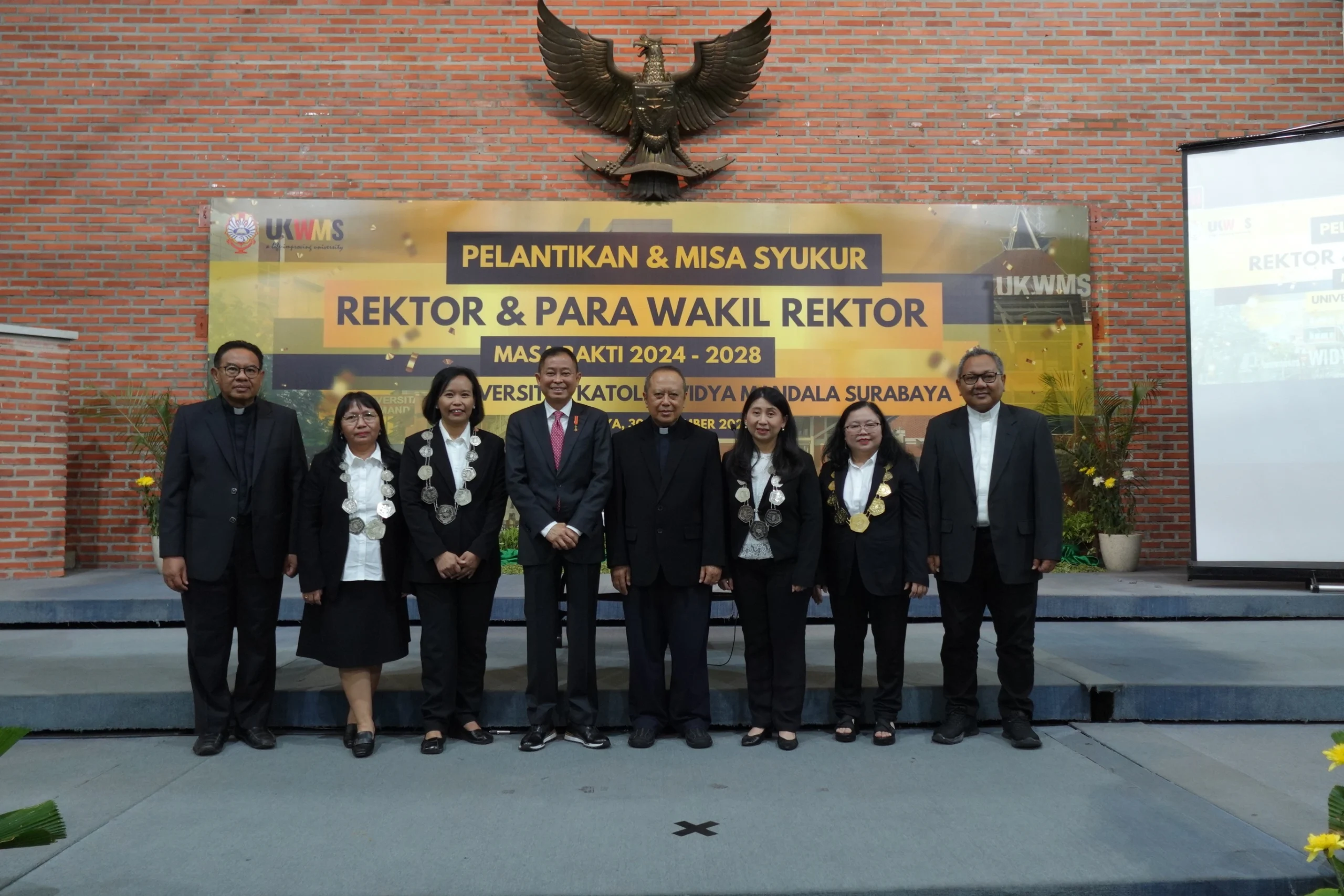 Rektor dan Para Wakil Rektor (memakai gordon) berfoto bersama Dewan Pengurus YWMS dan Keuskupan Surabaya, usai pelantikan (dok. PKP UKWMS)