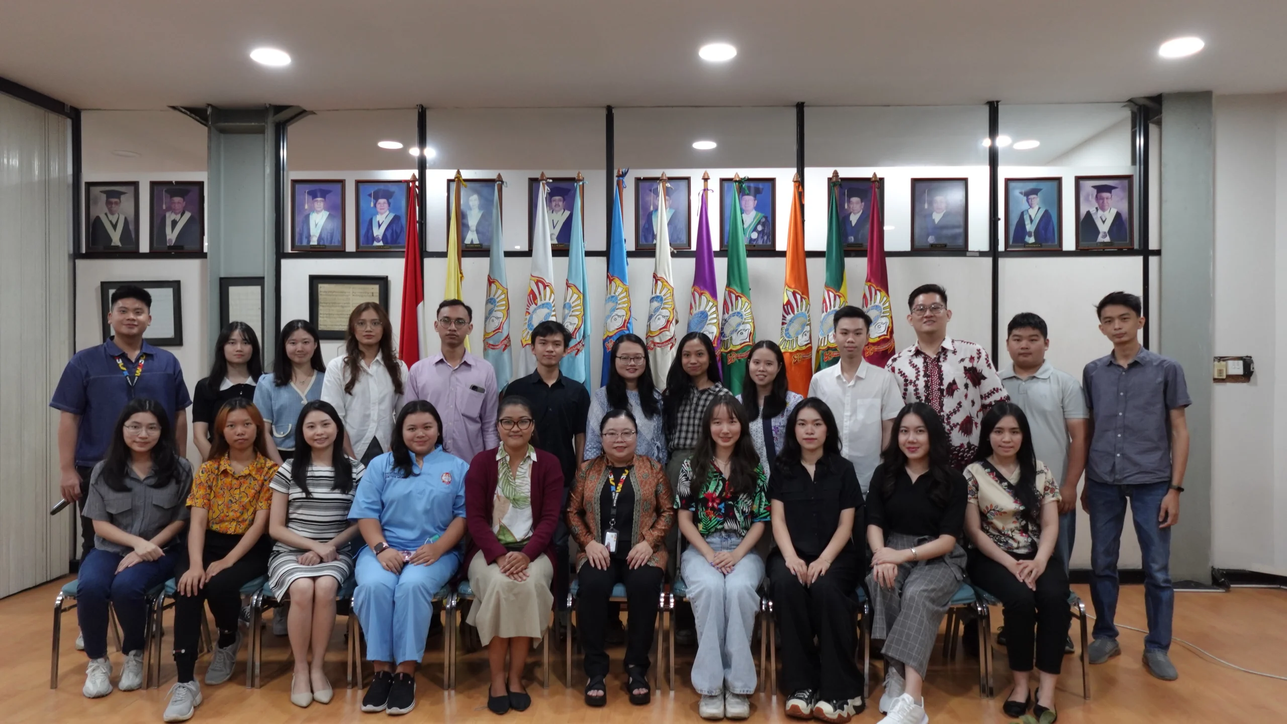 Foto bersama seluruh wisudawan berprestasi Universitas Katolik Widya Mandala Surabaya (dok. PKP UKWMS)