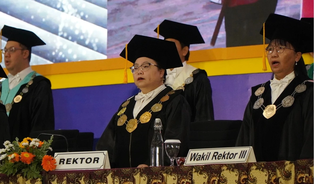 Sumi Wijaya (Rektor UKWMS) memimpin prosesi Upacara Wisuda UKWMS Semester Gasal 2024-2025 (dok. PKP UKWMS)