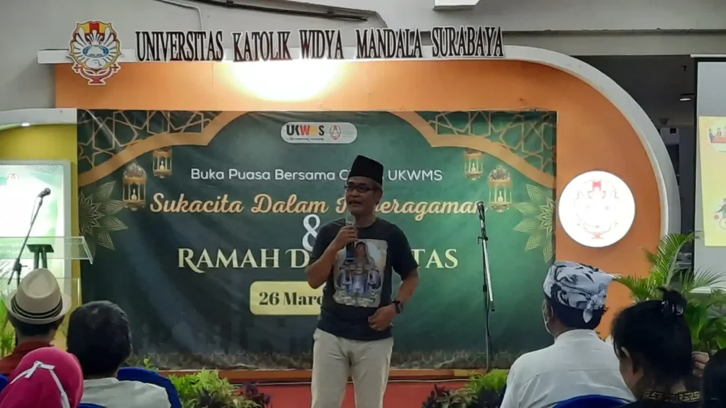 Gus Aan ketika memberikan sairaman rohani dalam Buka Puasa Bersama Civitas UKWMS (dok. PKP UKWMS)