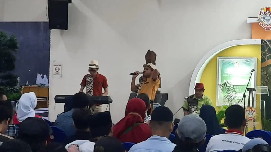 Kehadiran Band The Smiles dari komunitas Autism Awareness Indonesia menghibur tamu undangan (dok. PKP UKWMS)