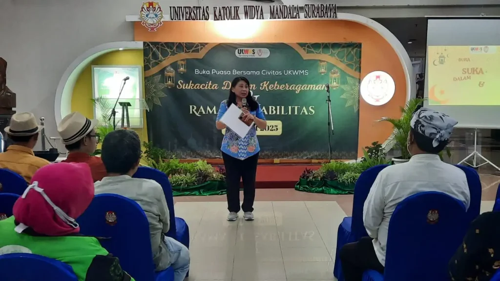 Lanny Hartanti Wakil Rektor I UKWMS menyampaikan kata sambutan dalam acara Buka Puasa Bersama Civitas UKWMS (dok. PKP UKWMS)