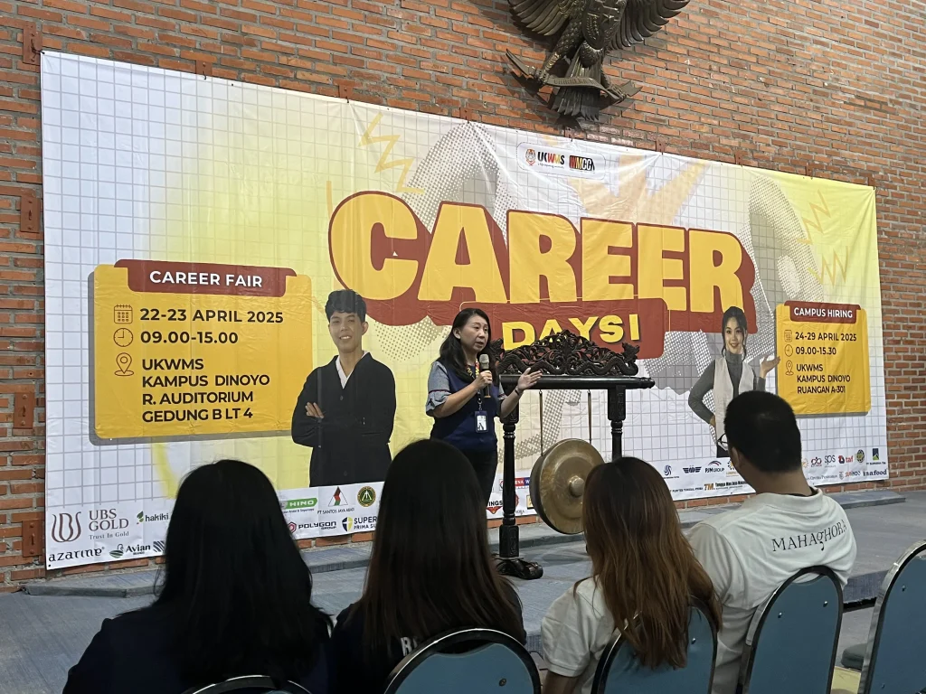 Lanny Hartanti Wakil Rektor I UKWMS menyampaikan sambutan dalam Pembukaan Career Fair UKWMS (dok. PKP UKWMS)