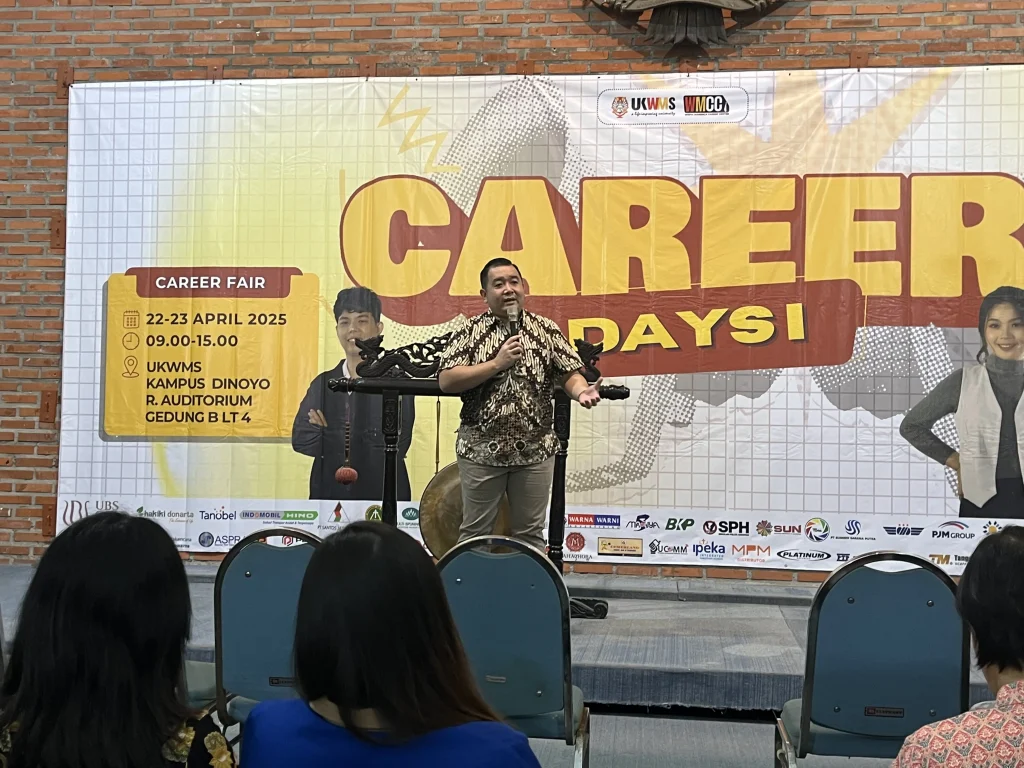 Paulus Sutanto selaku Ketua LPKS UKWMS memberikan sambutan pada Career Fair UKWMS (dok. PKP UKWMS)