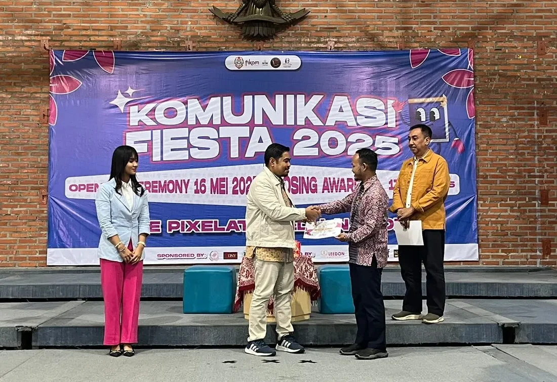 Finsensius Yuli Purnama (dua dari kanan) menyerahkan piagam penghargaan kepada Septiaji Eko Ketua Presidium Mafindo (dok. PKP UKWMS)