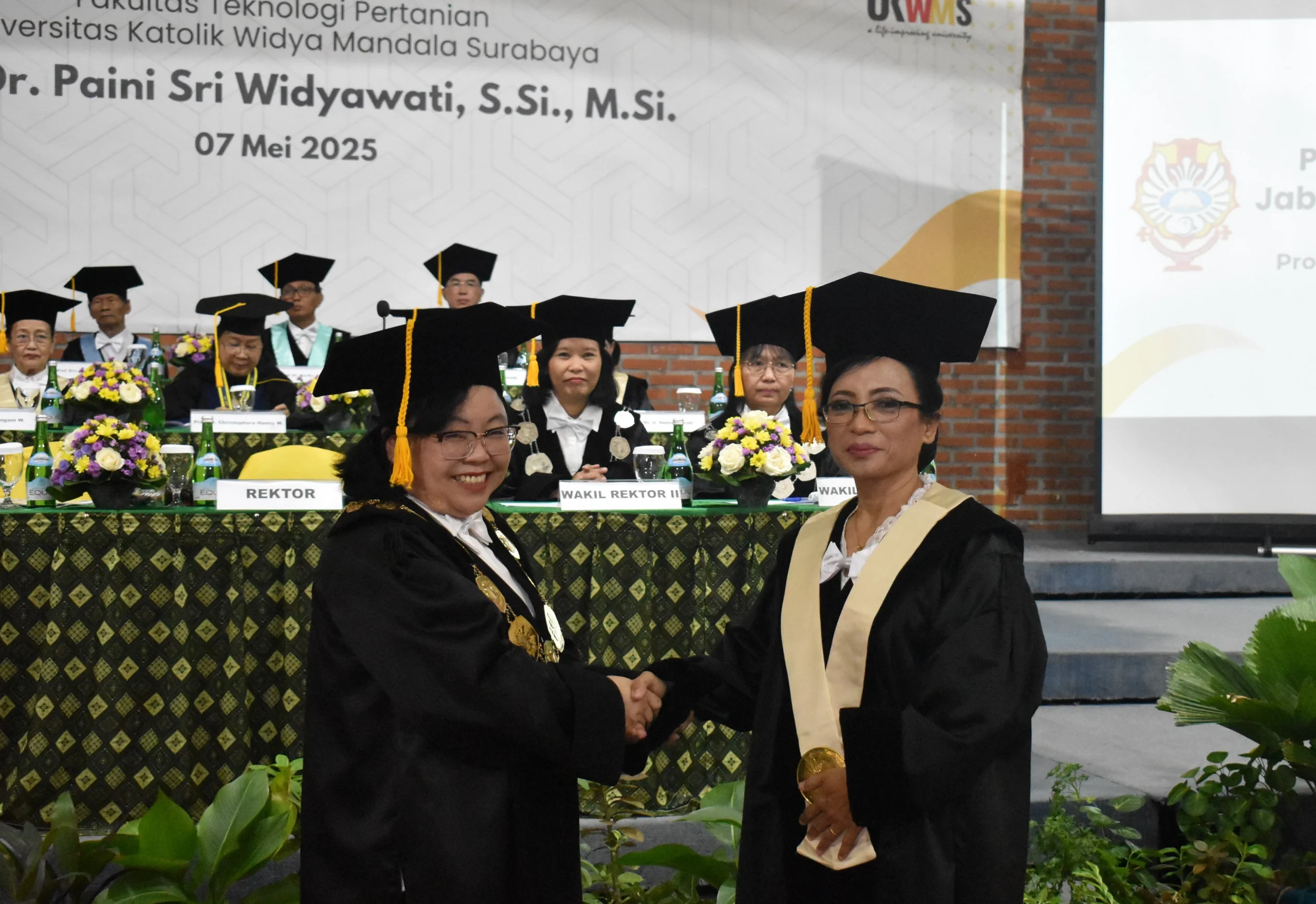 Prof Paini Sri Widyawati (kanan) usai menerima pengalungan gordon Guru Besar FTP UKWMS (dok. PKP UKWMS)