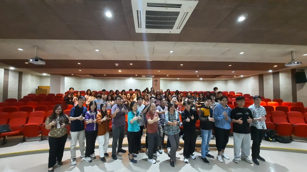 Sesi foto bersama seluruh peserta seminar dengan Joger di Ruang A201 UKWMS Kampus Dinoyo (dok. PKP UKWMS)