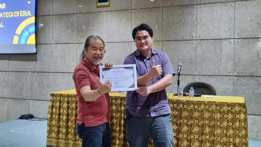 Sofian (kanan) Ketua Program Studi Akuntansi UKWMS menyerahkan sertifikat pembicara kepada Joseph Theodorus (dok. PKP UKWMS)