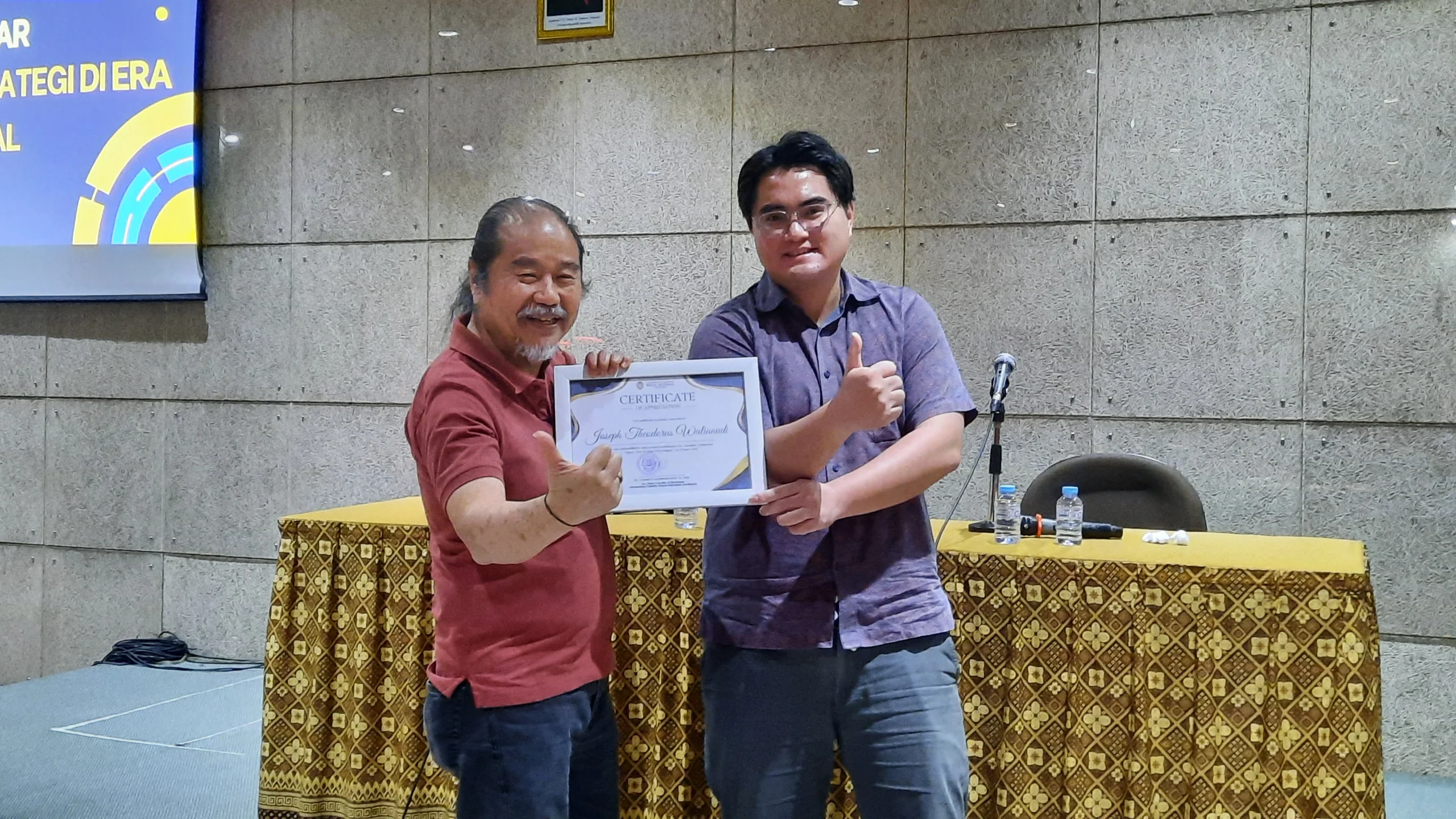 Sofian (kanan) Ketua Program Studi Akuntansi UKWMS menyerahkan sertifikat pembicara kepada Joseph Theodorus (dok. PKP UKWMS)