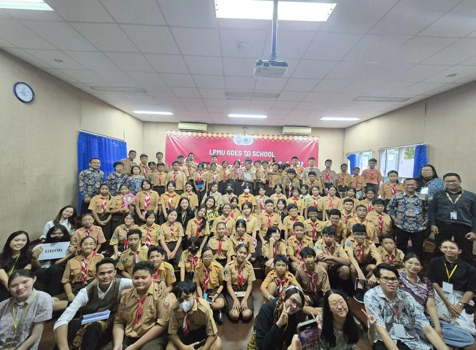 Foto bersama peserta dan pemateri Journalist Kiddo 2025 di SMP Santo Yosef Surabaya (dok. LPMU UKWMS)
