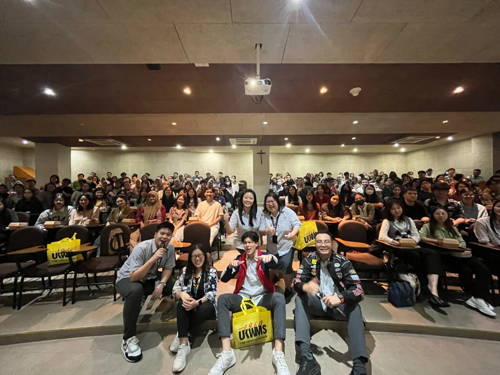 Foto bersama seluruh peserta dan pembicara Seminar Karir Tahap Pendewasaan UKWMS (dok. PKP UKWMS)