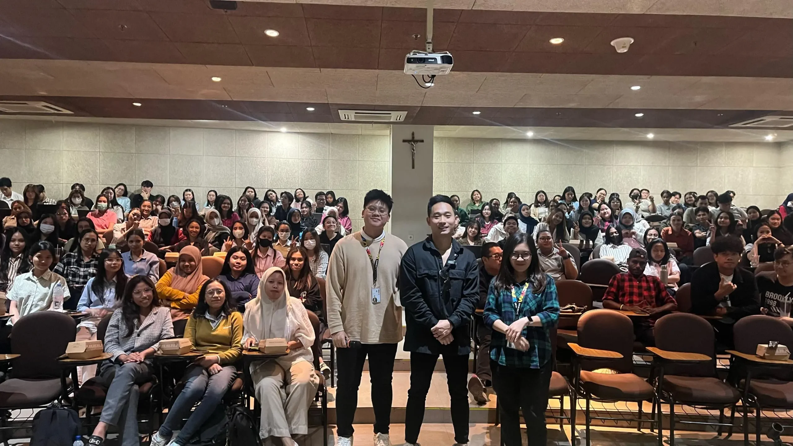 Freddie Kashawan (tengah) berfoto bersama seluruh peserta Seminar Karir Kewirausahaan di UKWMS (dok. PKP UKWMS)