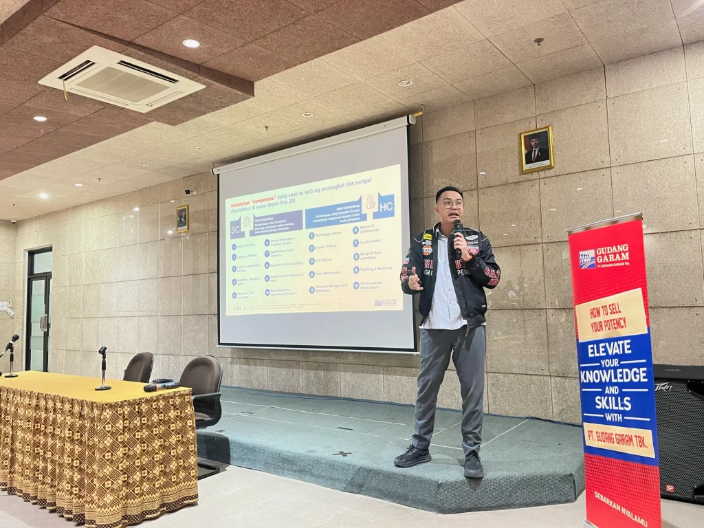 Hans Harjono Human Resource Executive PT. Gudang Garam, Tbk. yang juga alumni UKWMS ketika menyampaikan materi (dok. PKP UKWMS)