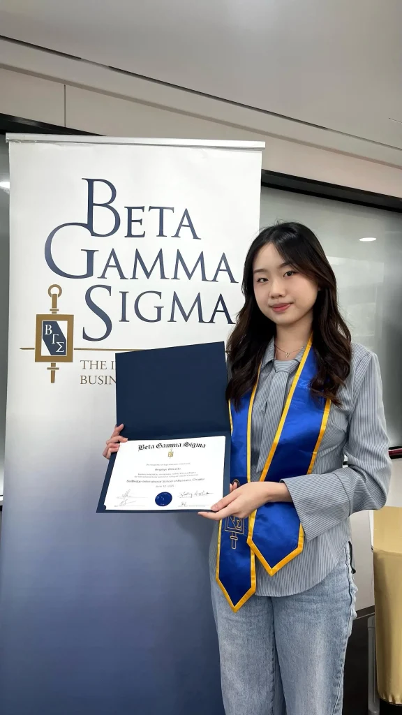 Angelyn Willianto membawa sertifikat usai menerima penghargaan BGS Award (dok. Pribadi)