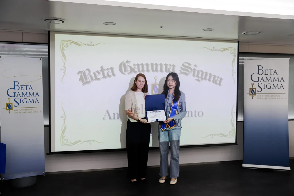 Executive Dean of Academics Prof. Danielle Swanepoel (kiri) memberikan sertifikat BGS Award kepada Angelyn Willianto (dok. Pribadi)