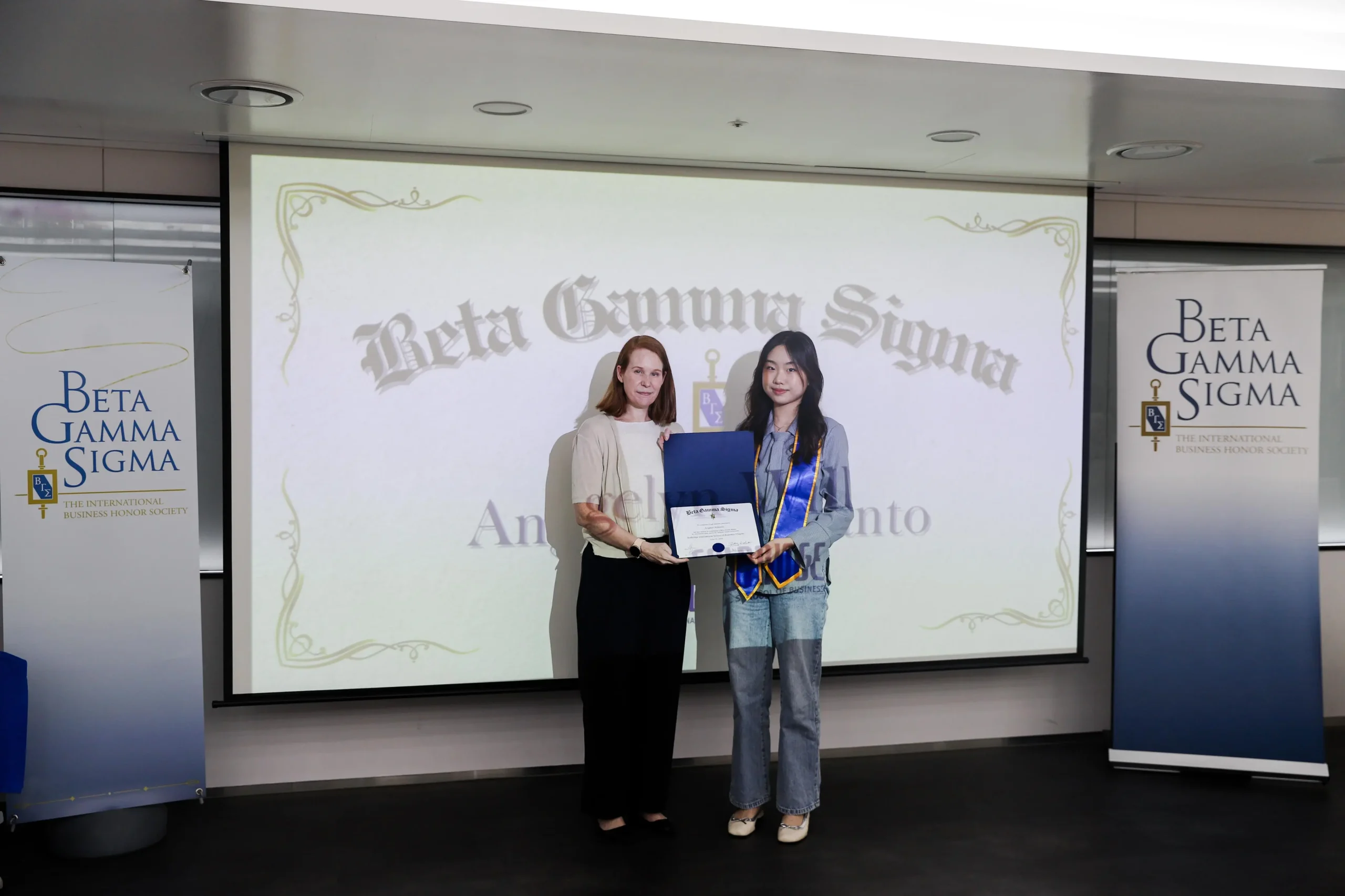 Executive Dean of Academics Prof. Danielle Swanepoel (kiri) memberikan sertifikat BGS Award kepada Angelyn Willianto (dok. Pribadi)