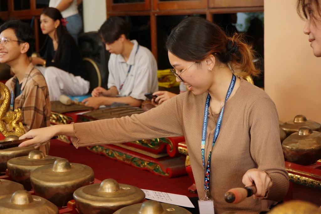 Mempelajari dan berlatih memainkan alat musik gamelan menjadi salah satu agenda dalam CED 2025 (dok. CED 2025)
