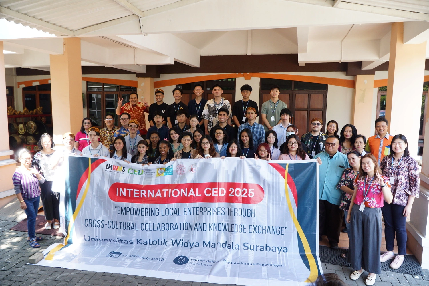 Para peserta CED 2025 berfoto bersama dalam kunjungannya ke Gereja Sakramen Mahakudus Pagesangan Surabaya (dok. CED 2025)
