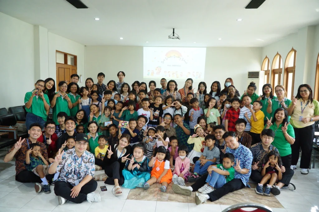 Para peserta CED 2025 berfoto bersama murid Sekolah Minggu di Gereja Sakramen Mahakudus Pagesangan Surabaya (dok. CED 2025)