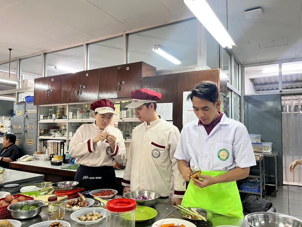 Para peserta Special Course Culinary Delicacy FTP UKWMS tengah menyiapkan bahan (dok. PKP UKWMS)