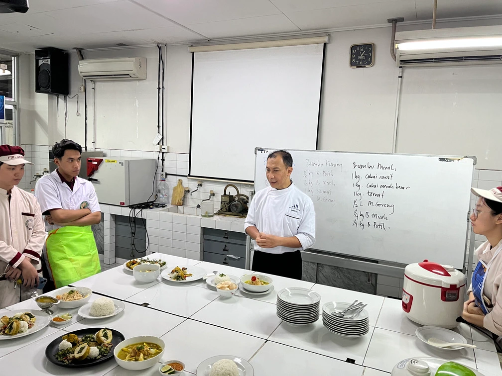 Zakaria Executive Chef Grand Mercure Surabaya Grand Mirama (tengah) sebagai narasumber Special Course Culinary Delicacy FTP UKWMS (dok. PKP UKWMS)