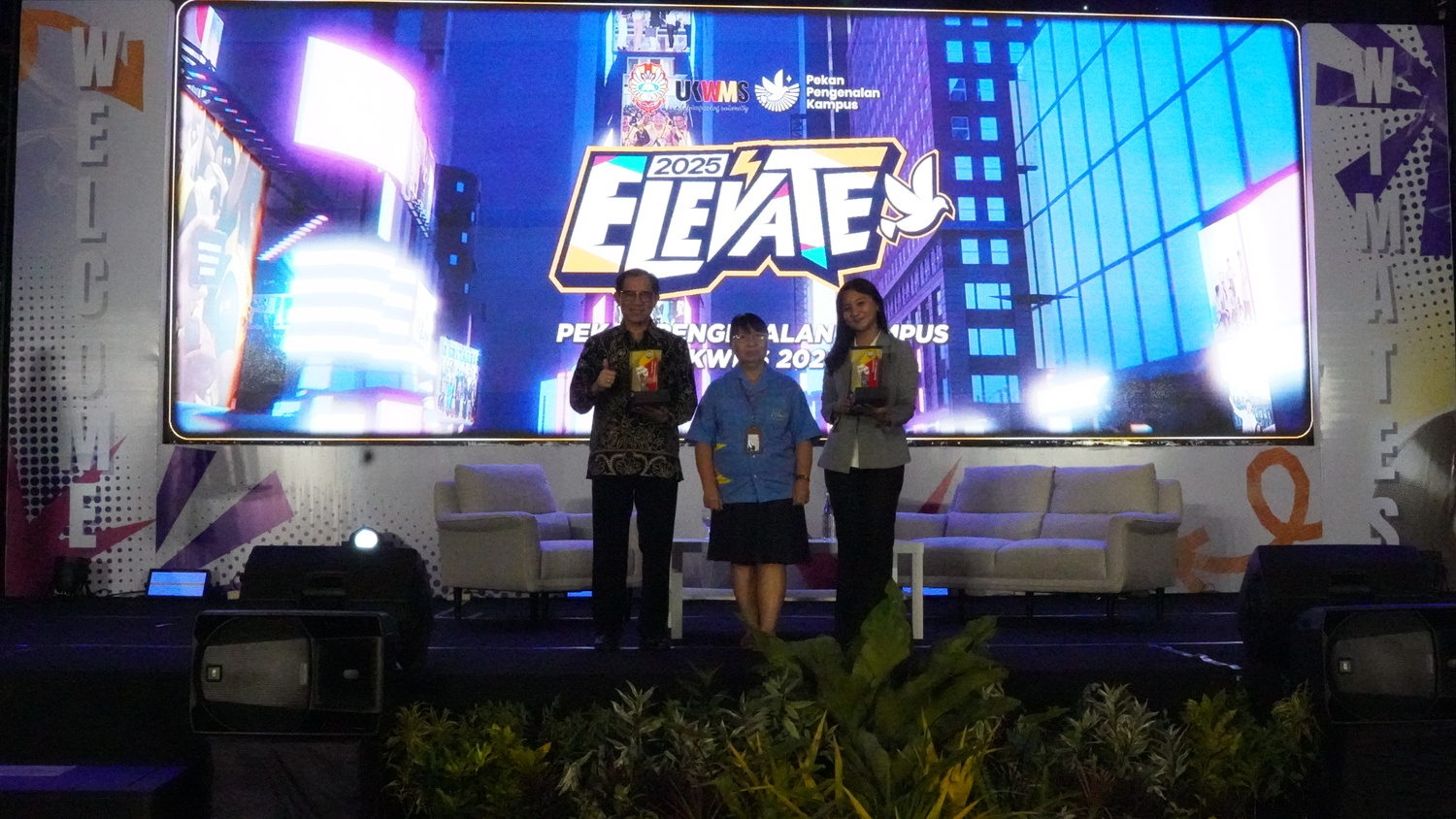 Ki - ka Michael Leksodimulyo, Esti Susanti, Tabitha Neema berfoto bersama usai penyerahan cenderamata (dok. PPK UKWMS 2025)