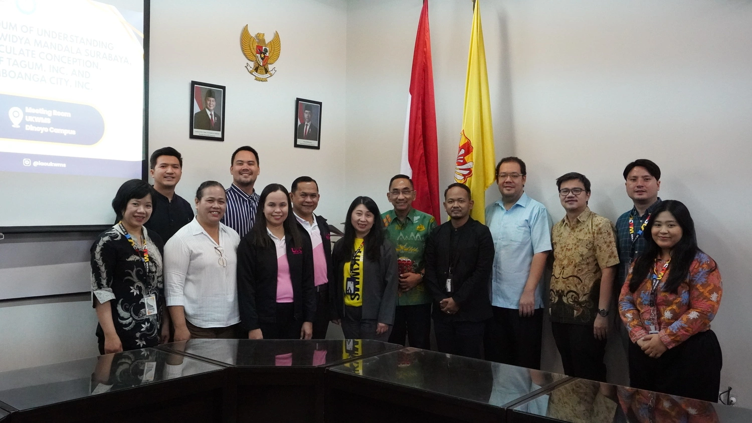 Tim UKWMS dan dari Universitas Filipina berfoto bersama usai penanda tanganan MoU di UKWMS Kampus Dinoyo (dok. PKP UKWMS)