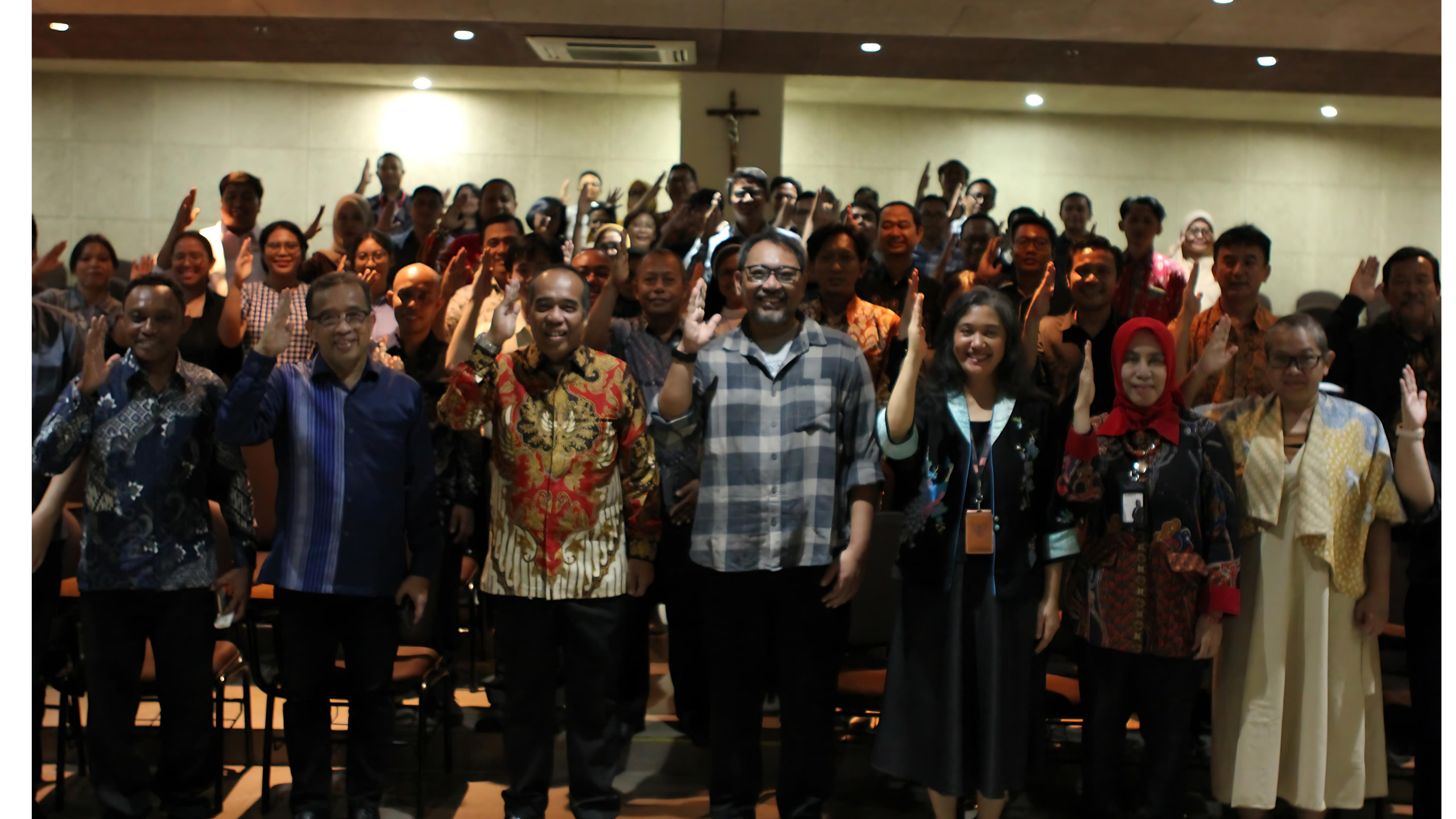 Foto Bersama para Narasumber, Ketua LPNU dan peserta Workshop Pancasila yang diadakan boleh BPIP dan UKWMS.
