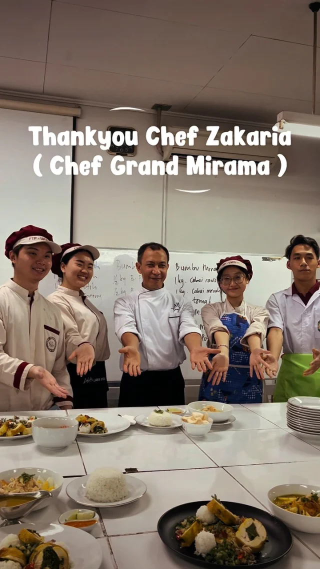 Special Course Culinary Delicacy🍲♨️

pada tanggal 22 Juli kemarin FTP kedatangan Chef Zakaria dari Mercure Grand Mirama ( @mercuresurabayagrandmirama ) yang telah berbagi ilmu ke mahasiswa😋 kita diajak membuat Soto Miramar yang berbeda dari soto biasanya karna terdapat udang dan ikan bandengnya nih dan membuat Ayam Betutu yang direbus♨️ UENAKK POLL GUYS!!🤤

Thankyou Chef Zakaria sudah datang🙌🏻

#ukwms #foodtechnology #foodtech #proudtobewimates #ayambetutu #sotoayam